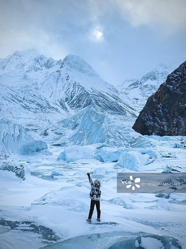 站在冰川上的人图片素材