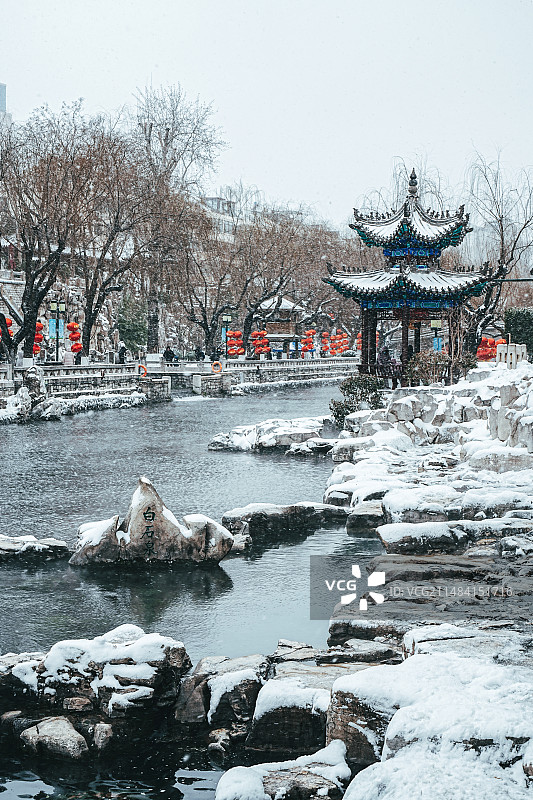 济南护城河黑虎泉白石泉冬日雪景图片素材