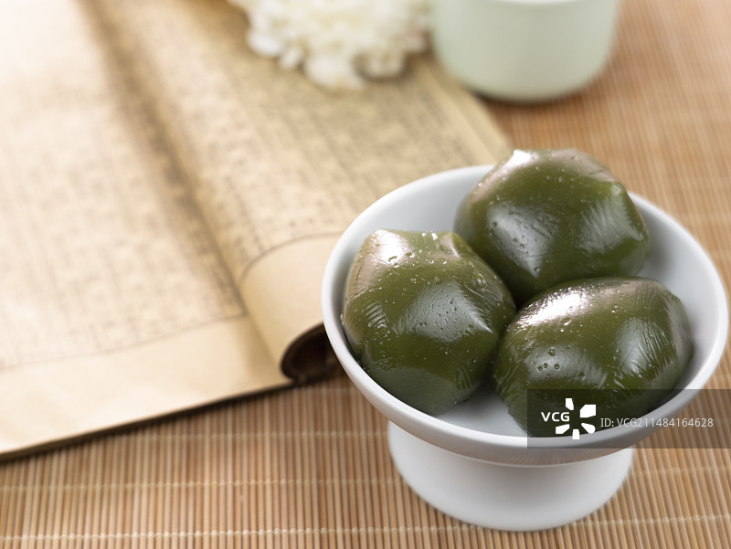 清明喝酒吃青团放纸鸢图片素材