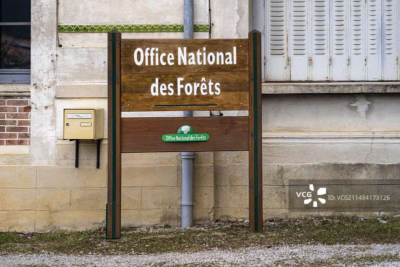 法国德龙省迪耶国家森林办公室指示牌图片素材