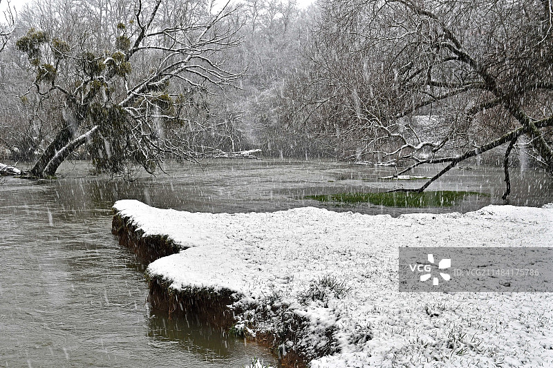 冬季白雪覆盖的下阿兰山谷，杜省阿朗茹瓦，法国图片素材