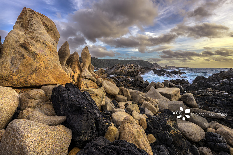 强劲西风下的坎波莫罗角：受海洋侵蚀的 leucocratic 花岗岩和闪长岩脉——坎波莫罗角——瓦林科海湾——南科西嘉图片素材