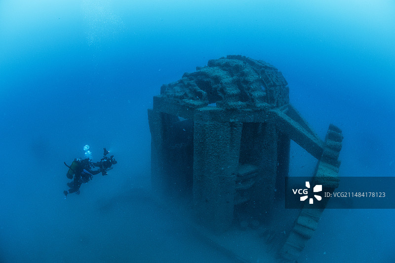 潜水员在阿加特海岸海洋保护区潜水，探索3D打印的人工鱼礁图片素材