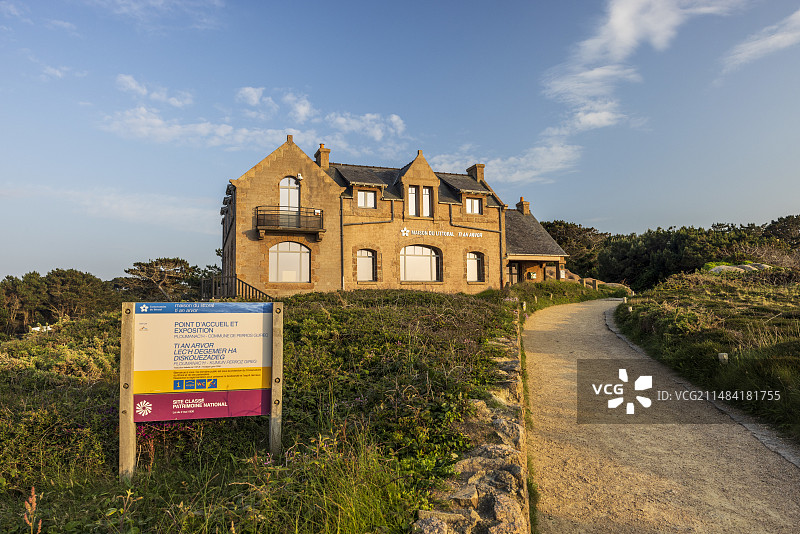 法国科特迪瓦阿莫尔佩罗斯-吉雷克，普卢马纳克灯塔旁的沿海房屋，春季景色图片素材