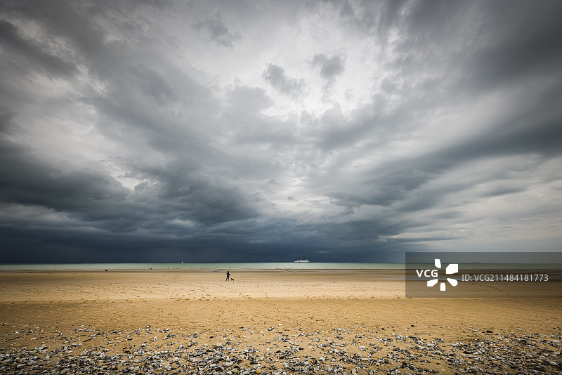 法国加莱海峡桑加特海滩风暴前图片素材