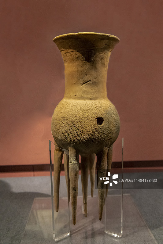 中国考古博物馆“中国历史研究院文物文献精品展”：七足镂孔陶器【陶，新石器时代龙山文化，蒙城尉迟寺遗址图片素材