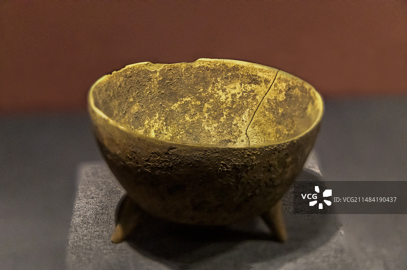 中国考古博物馆中国历史研究院文物文献精品展：三足陶钵【陶，新石器时代裴李岗文化，河南新郑裴李岗遗址】图片素材