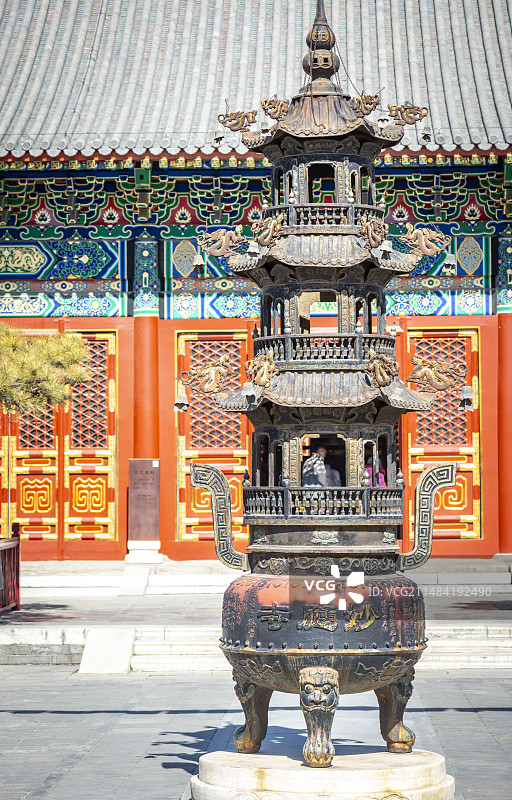 北京妙应寺（Miaoying Temple）白塔寺三层宝塔铜香炉图片素材
