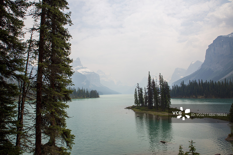 玛琳湖（Maligne Lake）与精灵岛（Spirit Island）风光图片素材