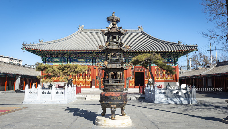 北京妙应寺（Miaoying Temple）白塔寺三层宝塔铜香炉图片素材