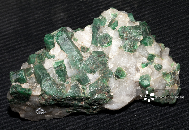 石英主岩中的祖母绿图片素材