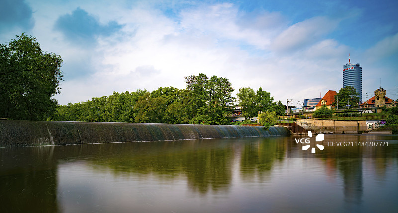 德国萨尔河上的水坝图片素材