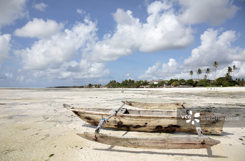 赞比 Zanzibar 退潮时的恩加拉瓦船图片素材