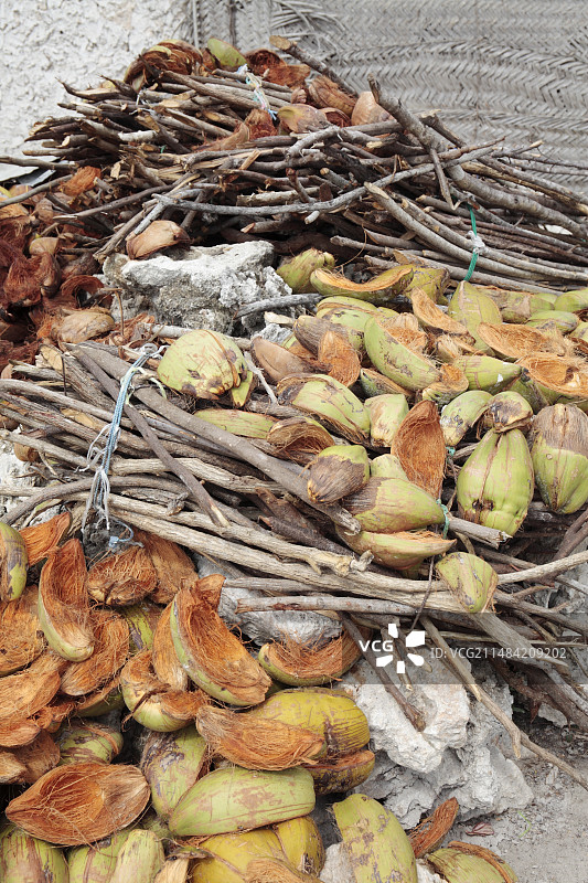 桑给巴尔椰子纤维生产图片素材