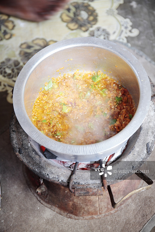 桑给巴尔传统烹饪用火盆图片素材