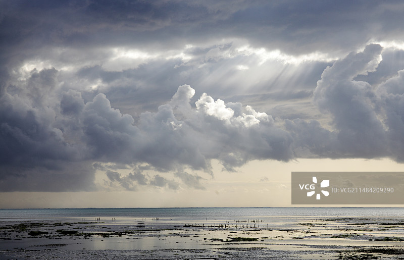 桑给巴尔海滩上的风暴图片素材