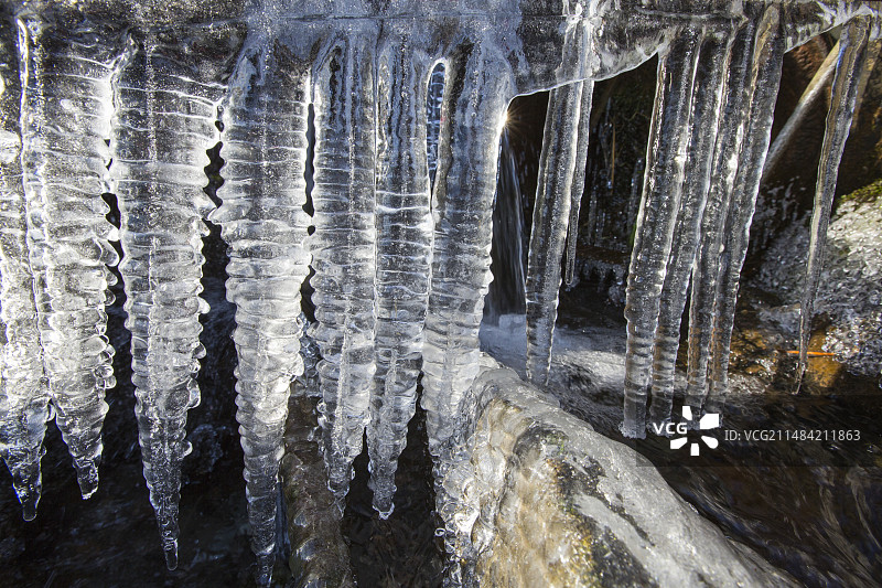 溪流上的冰柱图片素材