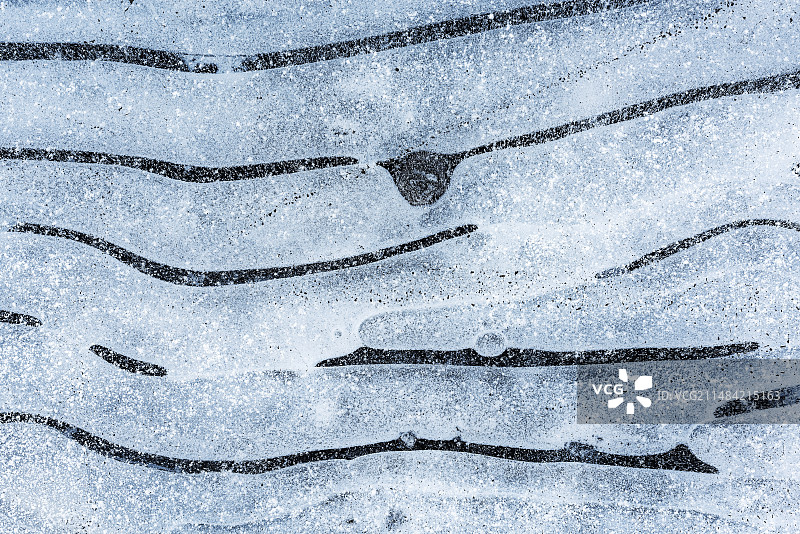 冰冻水坑中的冰纹图片素材