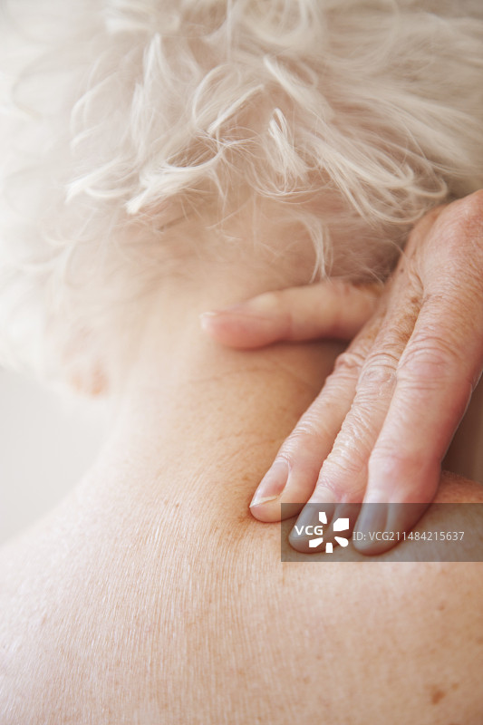 脖子疼痛的老年妇女图片素材