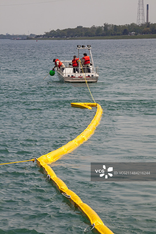 美国海岸警卫队溢油训练图片素材