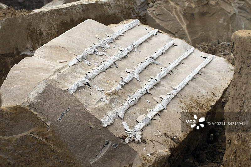 膨胀剂分裂的采石场石块图片素材