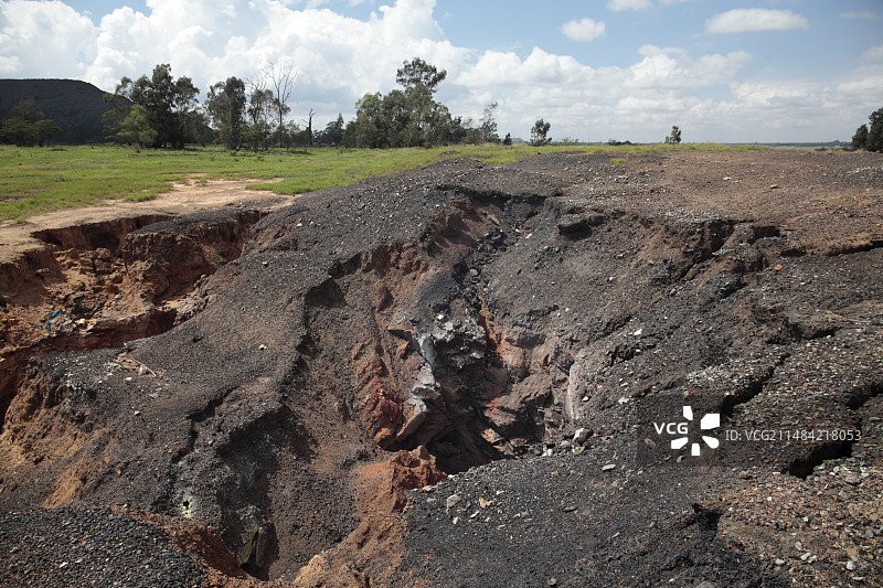 废弃煤矿的塌陷图片素材