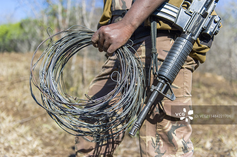 反盗猎巡逻中发现的陷阱图片素材