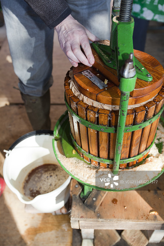 正在使用的苹果榨汁机图片素材