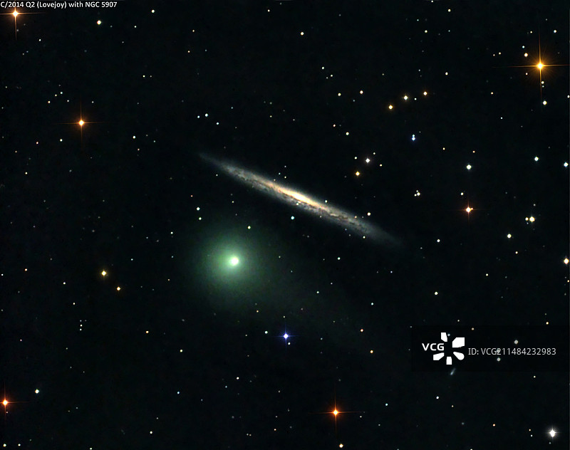 C/2014 Q2 彗星与NGC 5907 星系图片素材