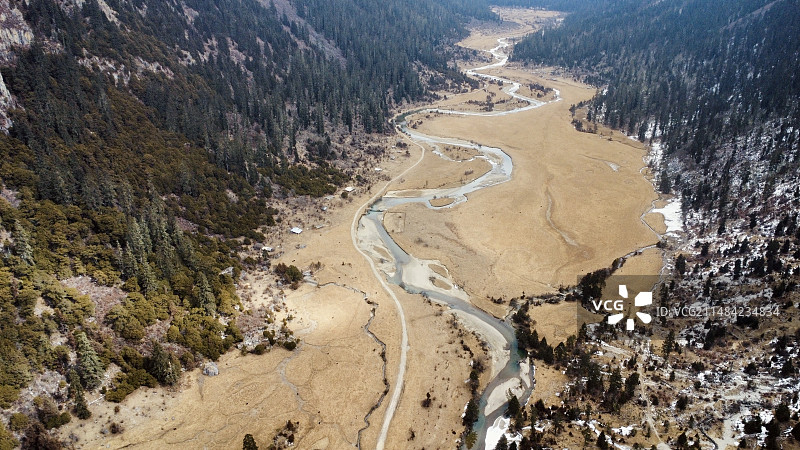 西藏林芝工布江达县巴松措景区里面的白朗沟航拍图片素材
