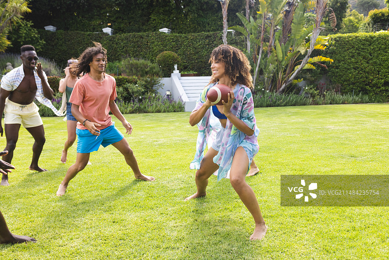 一群朋友在户外享受足球比赛图片素材