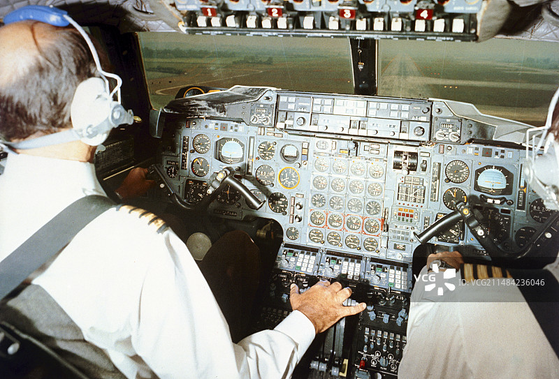 1975年协和飞机驾驶舱内的飞行员图片素材
