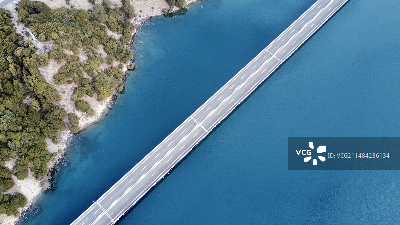 西藏林芝巴宜区林拉公路的多步特大桥与尼洋河图片素材