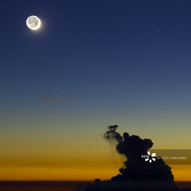 新月和地球辉图片素材