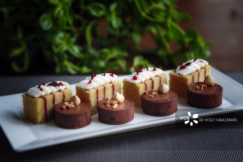 桌上盘子里甜点的特写镜头图片素材