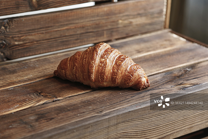 木桌上的牛角面包特写镜头图片素材