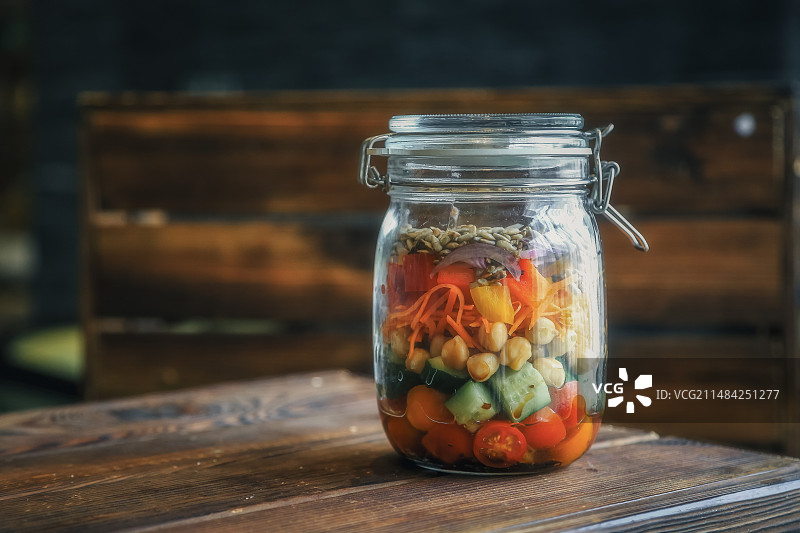 桌子上罐子里的蔬菜特写镜头图片素材