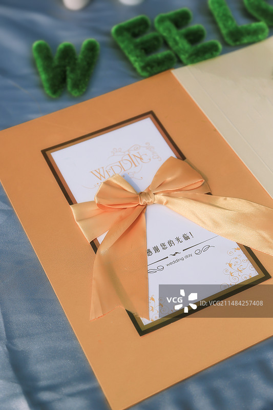 桌子上的礼物和纸的特写镜头图片素材