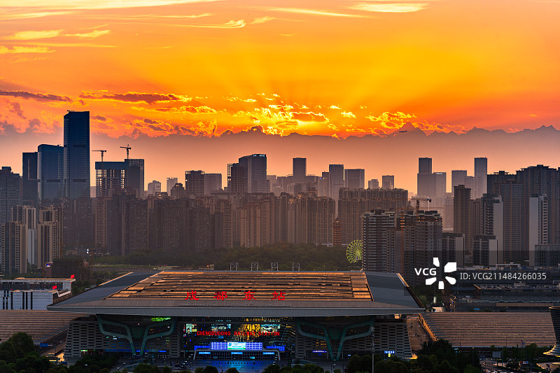 在成都遥望雪山成都城市风光成都东站夜景图片素材