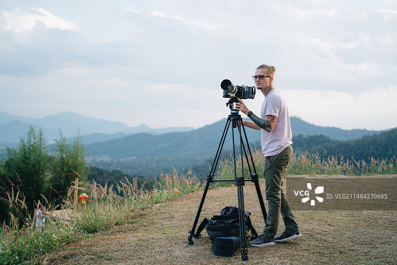 在泰国大自然中拍照的年长摄影师图片素材