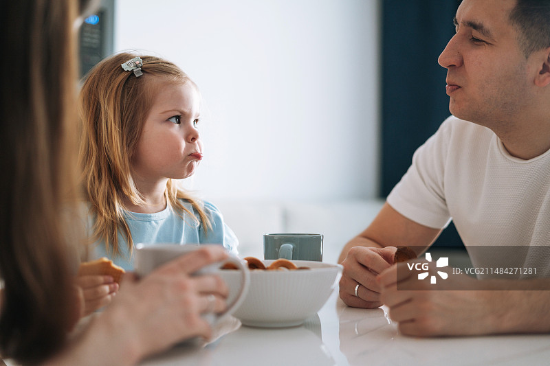父女在家吃早餐，叶卡捷琳堡，斯维尔德洛夫斯克州，俄罗斯图片素材