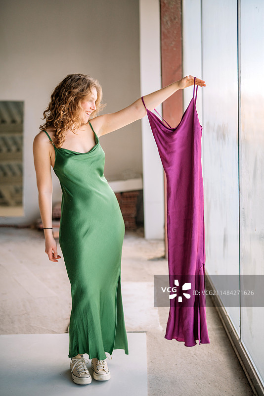 穿连衣裙打扮的女人图片素材