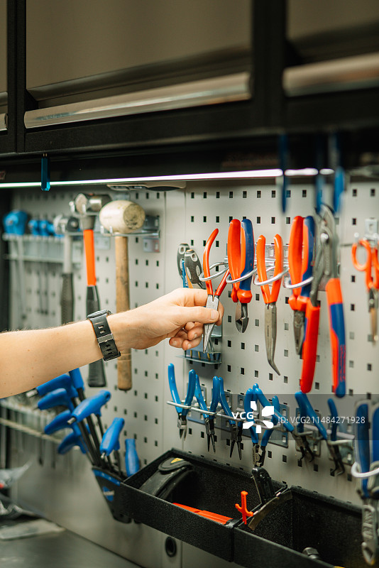 女子在西班牙莱里达维修电脑芯片图片素材