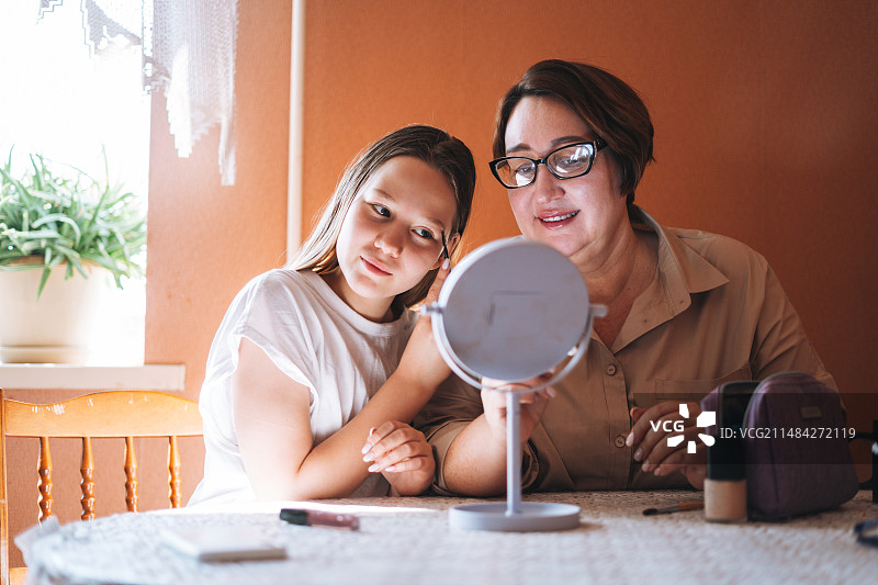 母女对视，俄罗斯斯维尔德洛夫斯克州叶卡捷琳堡图片素材