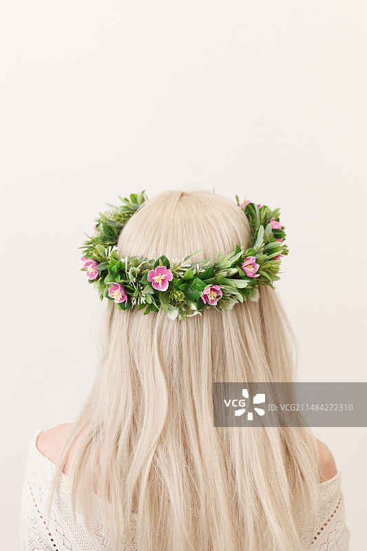 在俄罗斯，戴着花环女子的背影，白色背景图片素材