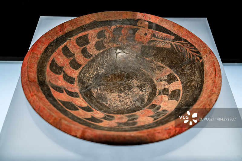 彩绘蟠龙纹陶盘 襄汾陶寺遗址 新石器时代龙山文化图片素材