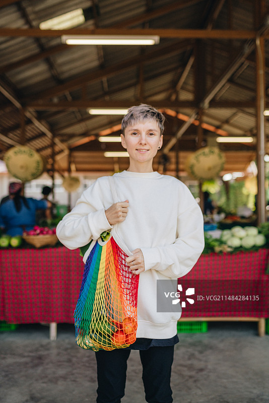 在泰国清迈市场购物的女性肖像图片素材