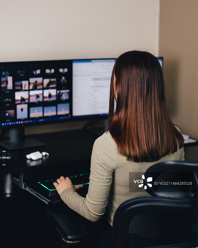 女子在美国德克萨斯州科珀斯克里斯蒂办公室工作的背影图片素材