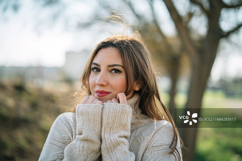 西班牙公园里美丽的年轻女子肖像图片素材