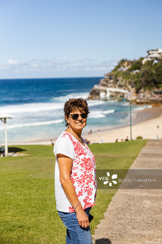 站在悉尼新南威尔士州海边人行道上的女子肖像图片素材
